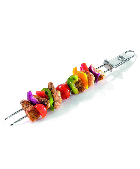 Fill the double skewers and place them on the barbecue. The angular form the pieces remain in place without slipping. The integrated slider makes the food easy to remove.