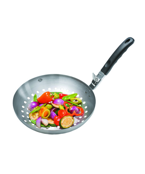 The vegetable wok brings culinary pleasures and environmental awareness together on the grill – a more durable partner than aluminium trays for grilled vegetables!